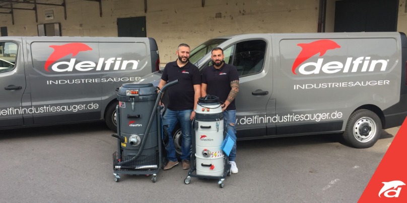 Delfin Techniker mit Industriesaugern vor Servicefahrzeug